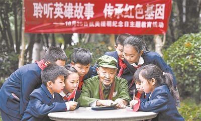 圖為89歲的抗美援朝老兵楊克美在向孩子們講述英雄故事。徐偉攝
