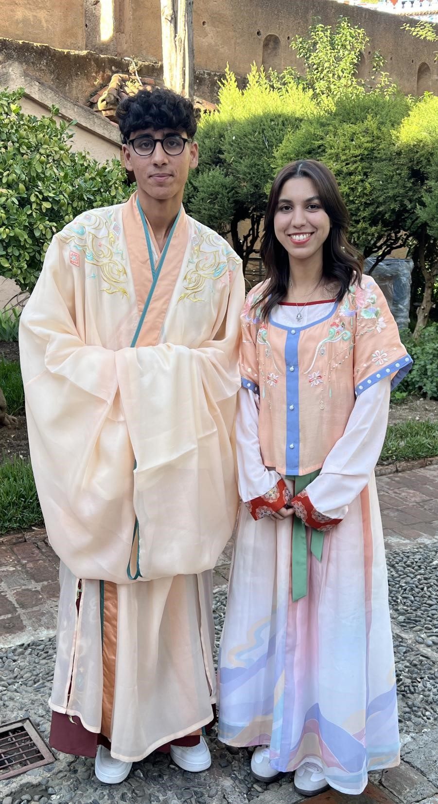 兩位青年試穿中國(guó)古代服裝。拉巴特中國(guó)文化中心供圖