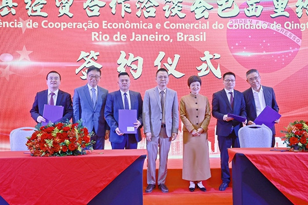 企業(yè)家在活動現(xiàn)場參與項目簽約儀式。人民網(wǎng)記者 陳海琪攝