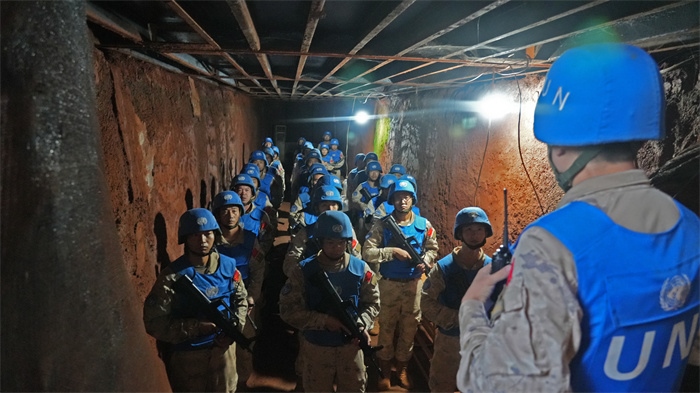 進(jìn)入地下掩體隱蔽。王軍杰攝