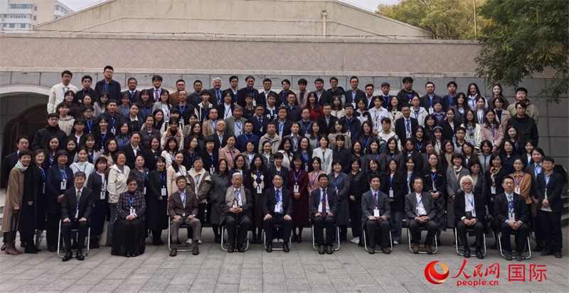 與會(huì)嘉賓合影留念。人民網(wǎng)記者 陳建軍攝