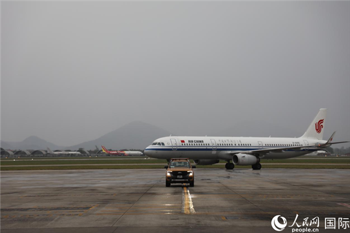 國(guó)航上?！觾?nèi)首班飛機(jī)抵達(dá)河內(nèi)內(nèi)排機(jī)場(chǎng)。人民網(wǎng)記者 楊曄攝