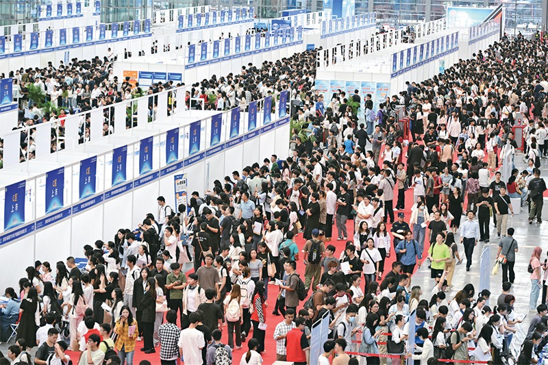 2024年10月12日，第28屆全國高校畢業(yè)生秋季就業(yè)雙選會在深圳會展中心舉辦。圖為雙選會現(xiàn)場。 中新社記者 陳文/攝