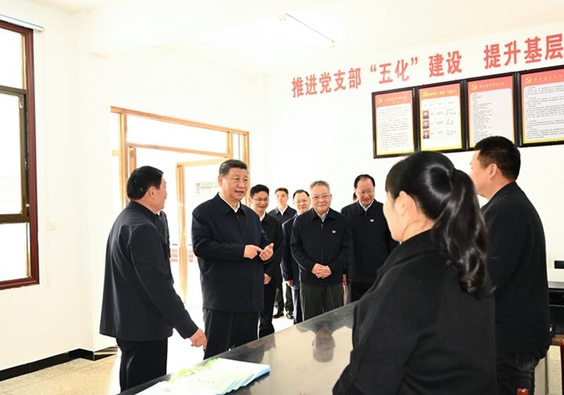 △2024年3月19日，習(xí)近平總書(shū)記在湖南省常德市鼎城區(qū)謝家鋪鎮(zhèn)港中坪村黨群服務(wù)中心了解當(dāng)?shù)貫榛鶎訙p負(fù)、提升基層治理效能等情況。