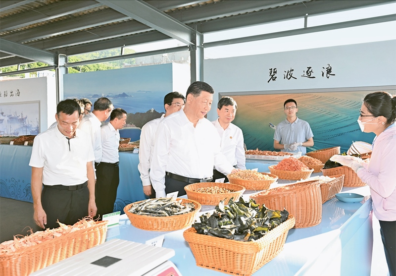 2024年10月15日至16日，中共中央總書記、國家主席、中央軍委主席習(xí)近平在福建考察。這是15日下午，習(xí)近平在漳州市東山縣陳城鎮(zhèn)澳角村考察時，了解海鮮干貨和漁獲產(chǎn)品交易情況。 新華社記者 謝環(huán)馳/攝