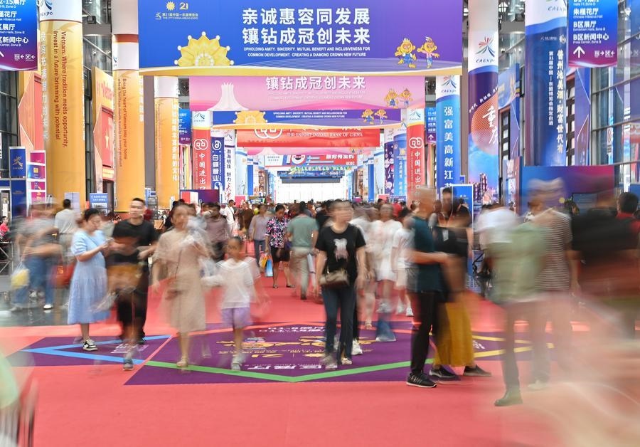 2024年9月28日，觀眾在廣西南寧市舉行的第21屆中國—東盟博覽會(huì)上參觀。新華社記者 周華 攝