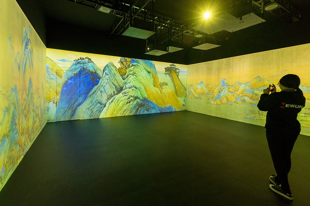 2019年1月29日，上海，市民在“千里江山圖科技藝術(shù)展”上參觀北宋名畫(huà)《千里江山圖》的AR全景展示并打卡拍照。