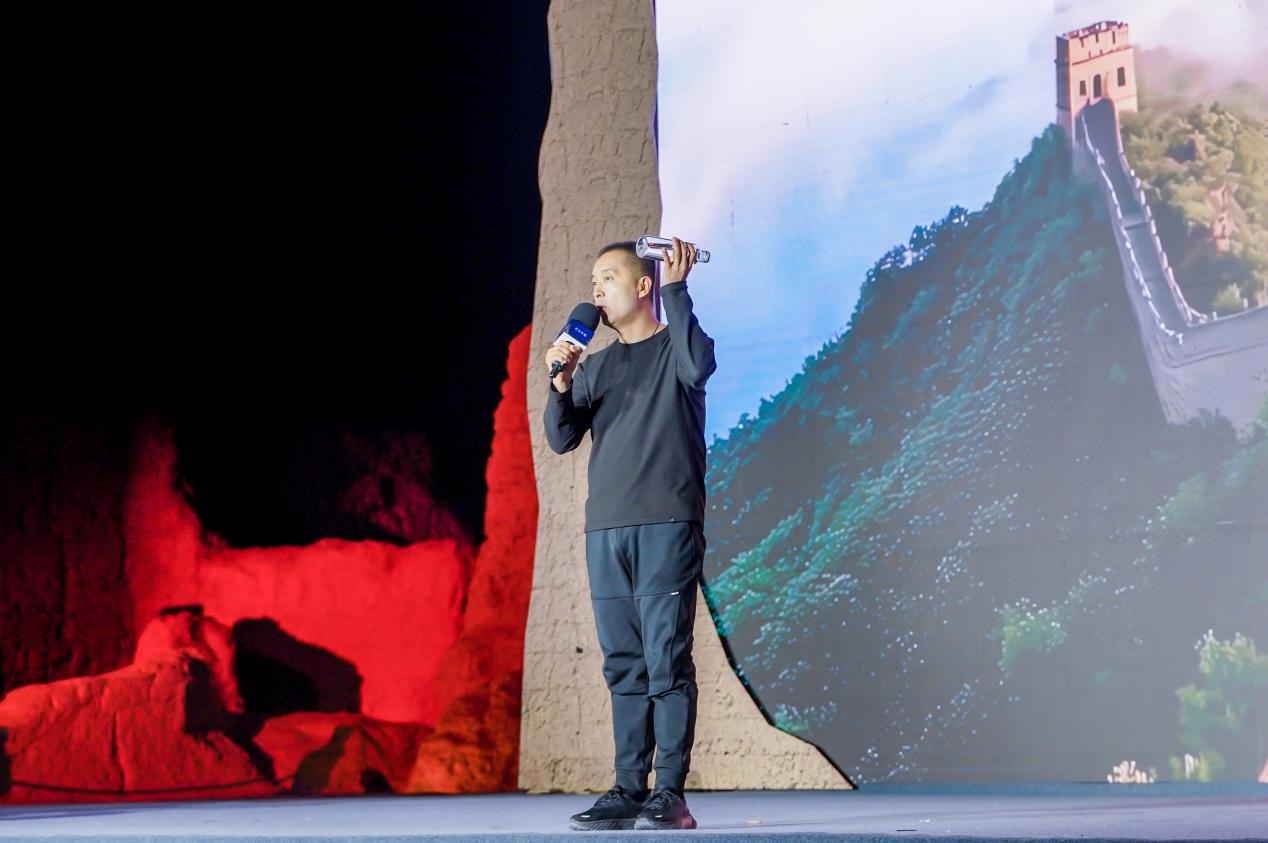李剛在“何以中國·五星出東方”網(wǎng)絡(luò)主題宣傳活動現(xiàn)場演講。人民視頻供圖