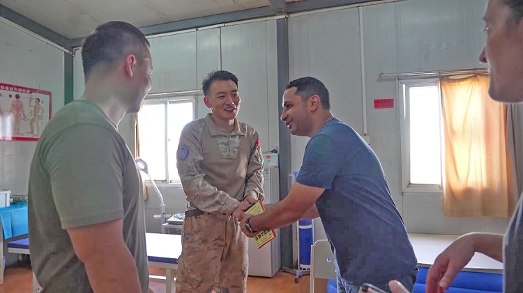 外國友人致謝。王軍杰攝