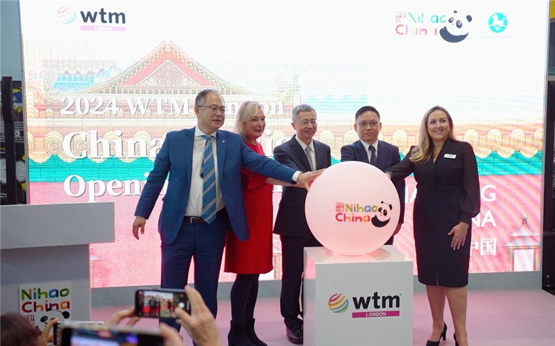 中外嘉賓為中國館開幕點亮水晶球。吳若鳴攝