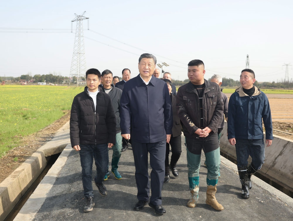 2024年3月19日，習近平在湖南省常德市鼎城區(qū)謝家鋪鎮(zhèn)港中坪村，同種糧大戶、農技人員、基層干部親切交流。習近平強調：“要建設好高標準農田，推行適度規(guī)模經營，加強政策支持和示范引領，加大良種、良機、良法推廣力度，在精耕細作上下功夫，進一步把糧食單產和品質提上去，讓種糧也能夠致富，進而吸引更多農戶參與發(fā)展現(xiàn)代化大農業(yè)，真正把中國特色農業(yè)現(xiàn)代化之路走穩(wěn)走扎實?！? width=