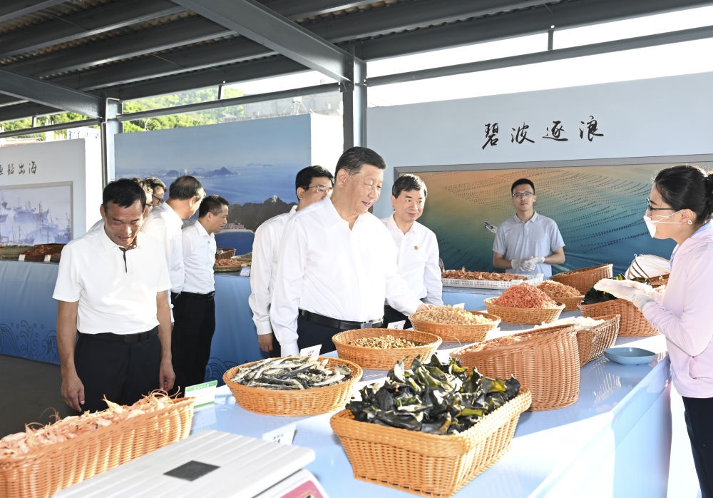 2024年10月15日，習近平在福建省漳州市東山縣陳城鎮(zhèn)澳角村考察時，了解海鮮干貨和漁獲產品交易情況。習近平指出：“村級黨組織要發(fā)揮火車頭作用，帶領鄉(xiāng)親們做好‘?！奈恼?，在鄉(xiāng)村振興、共同富裕的道路上一往無前?！? width=
