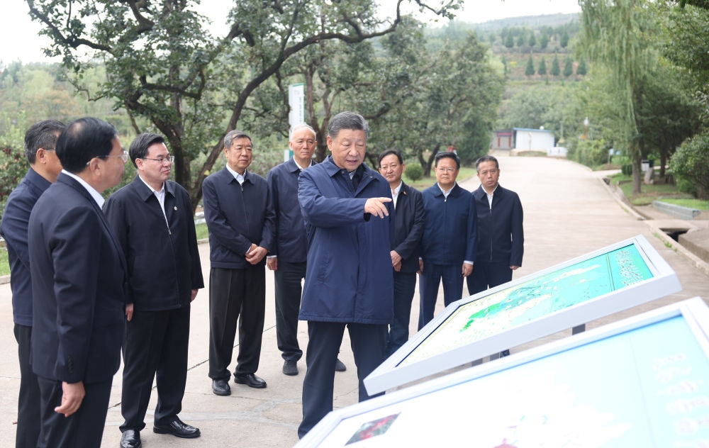 2024年9月11日，習近平在甘肅省天水市麥積區(qū)南山花牛蘋果基地考察時，聽取引洮供水工程情況匯報。當?shù)弥?00萬群眾從此告別苦咸水后，總書記十分高興。他要求加強維護和管理，讓這項工程在沿線群眾生產生活中發(fā)揮更大效用。