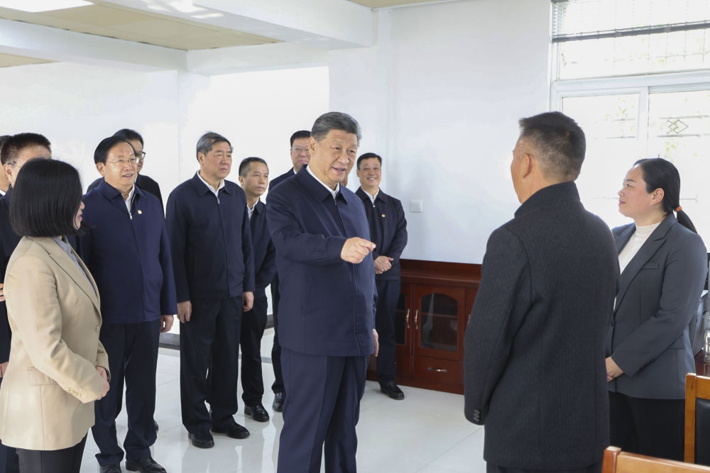 2024年11月5日，習近平在湖北省咸寧市嘉魚縣潘家灣鎮(zhèn)四邑村黨群服務中心考察。習近平指出：“要持續(xù)為基層減負，讓基層干部能夠用更多時間和精力來服務群眾?！? width=