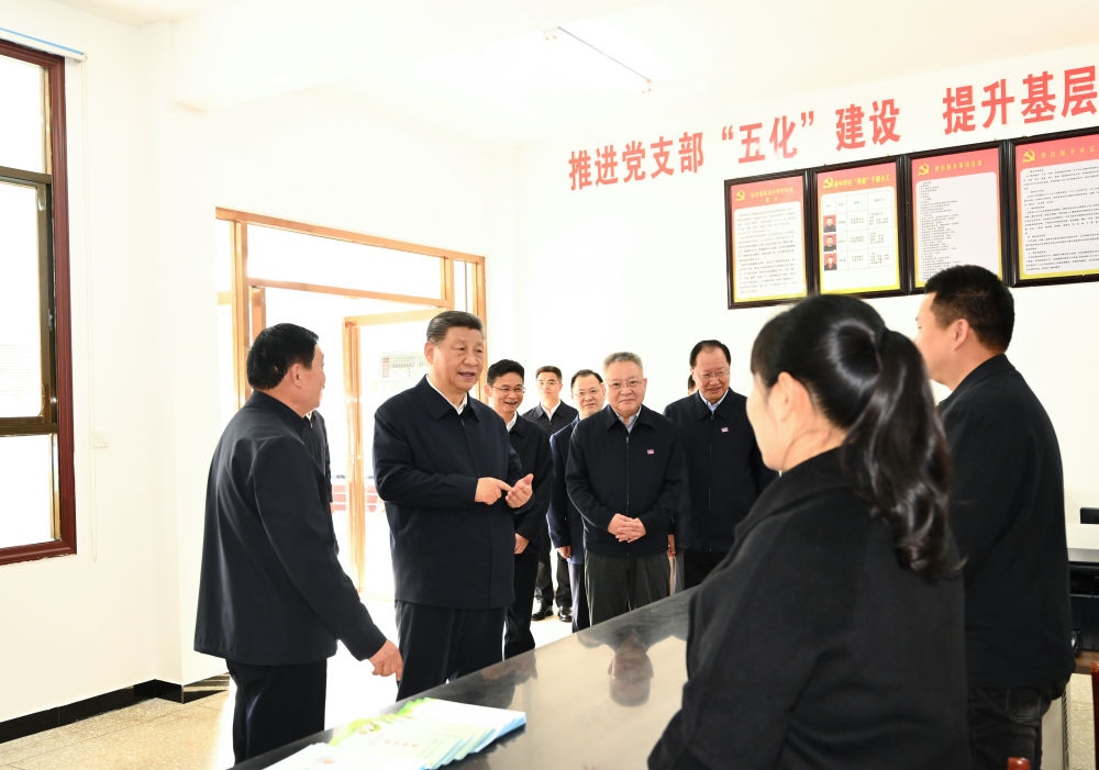 2024年3月19日，習近平在湖南省常德市鼎城區(qū)謝家鋪鎮(zhèn)港中坪村黨群服務中心了解當?shù)貫榛鶎訙p負、提升基層治理效能等情況。他指出：“要堅決整治形式主義、官僚主義問題，精兵簡政，持之以恒抓好這項工作。”