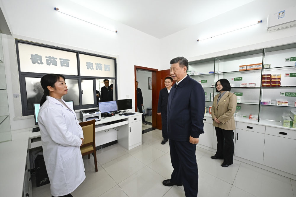 2024年11月5日，習近平在湖北省咸寧市嘉魚縣潘家灣鎮(zhèn)四邑村衛(wèi)生室考察。習近平指出：“要進一步加強黨建引領，抓住‘一老一小’這個重點，更加精準有效地為群眾排憂解難。”