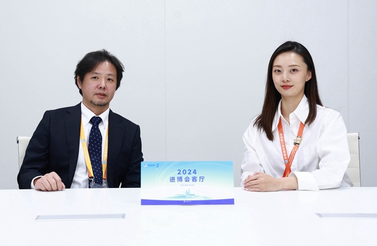 豐田汽車(chē)（中國(guó)）投資有限公司副總經(jīng)理劉鵬做客“2024進(jìn)博會(huì)客廳”欄目。人民網(wǎng) 歐陽(yáng)易佳攝