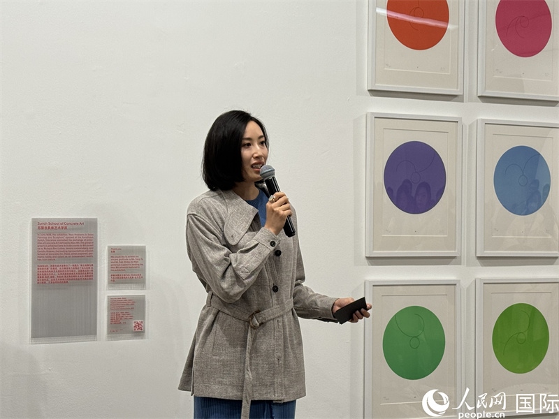11月8日，今日美術(shù)館館長(zhǎng)張然在“瑞士經(jīng)典設(shè)計(jì)展”開(kāi)幕式上發(fā)表致辭。（人民網(wǎng) 謝瑩攝）