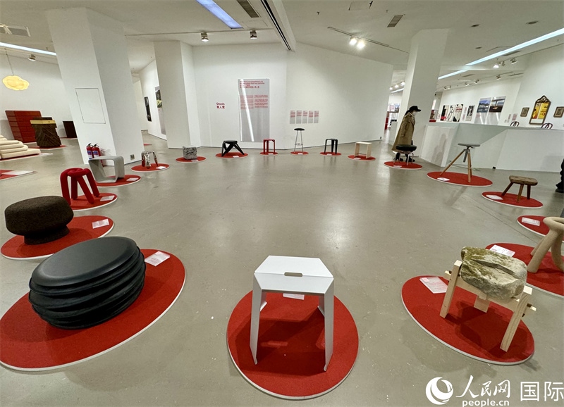 11月8日，瑞士經(jīng)典設(shè)計(jì)展現(xiàn)場(chǎng)。（人民網(wǎng) 謝瑩攝）