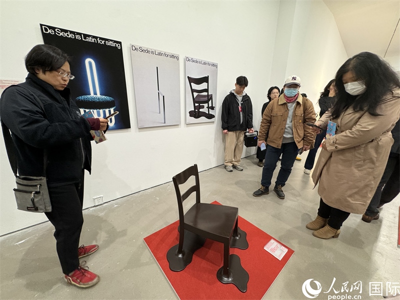 11月8日，觀眾在“瑞士經(jīng)典設(shè)計(jì)展”作品前駐足欣賞。（人民網(wǎng) 謝瑩攝） 