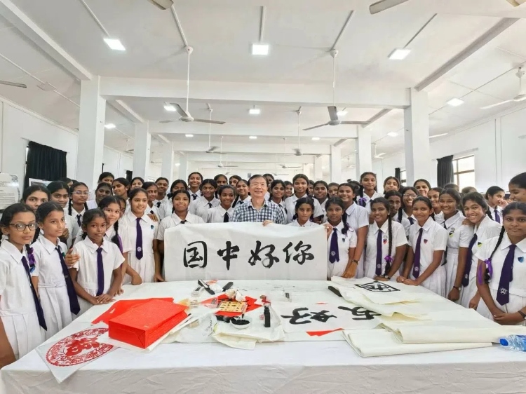 斯里蘭卡學(xué)生在系列活動中學(xué)習(xí)中國書法。圖片由主辦方提供