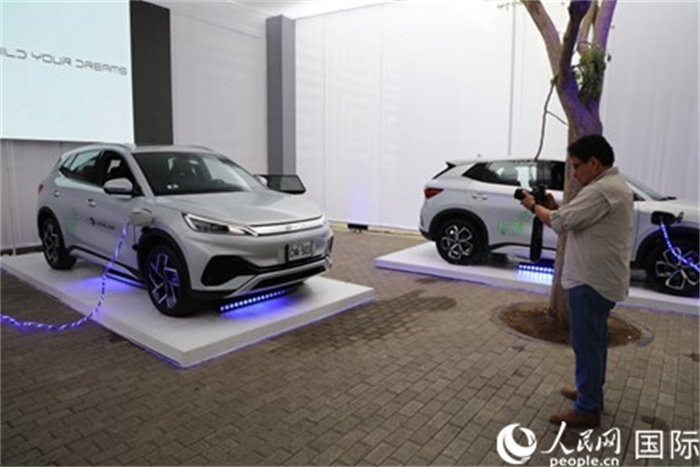 圖為秘魯媒體記者正在拍攝現(xiàn)場(chǎng)展出的比亞迪電動(dòng)汽車(chē)。 人民網(wǎng)記者姜波攝
