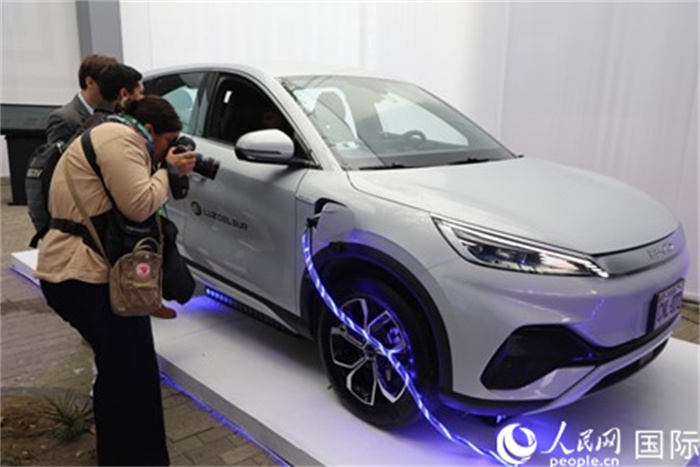 圖為秘魯媒體記者正在拍攝現(xiàn)場(chǎng)展出的比亞迪電動(dòng)汽車(chē)。 人民網(wǎng)記者姜波攝