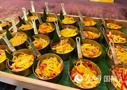 馬來西亞美食節(jié)現(xiàn)場準(zhǔn)備的美食。人民網(wǎng) 王婧攝