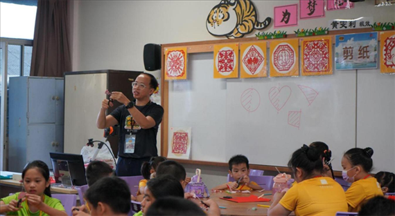剪紙教學(xué)。主辦方供圖