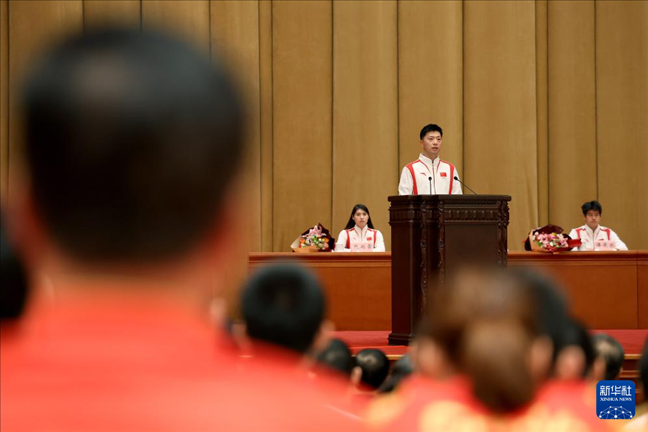 11月15日，乒乓球運動員馬龍（中）在報告會上發(fā)言。新華社記者 李明 攝