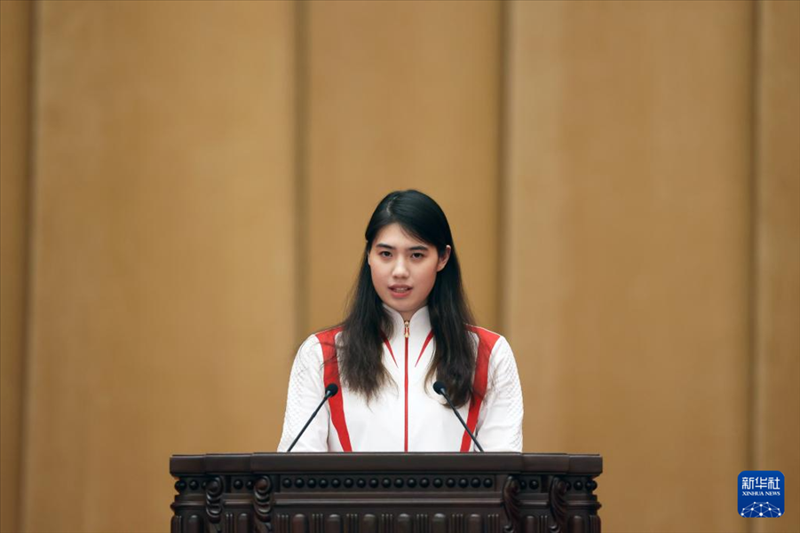 11月15日，游泳運動員張雨霏在報告會上發(fā)言。新華社記者 李明 攝