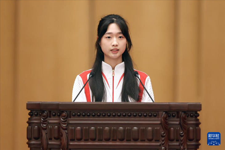 11月15日，射擊運動員黃雨婷在報告會上發(fā)言。新華社記者 李明 攝