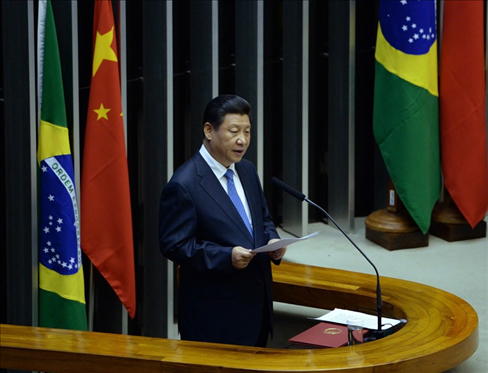 2014年7月16日，國家主席習(xí)近平在巴西國會發(fā)表《弘揚傳統(tǒng)友好共譜合作新篇》的演講。 新華社記者 劉建生 攝