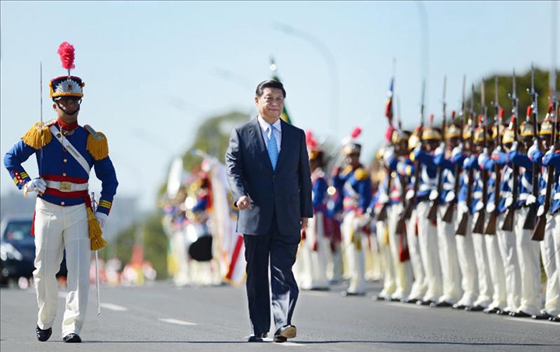 當(dāng)?shù)貢r間2014年7月17日，國家主席習(xí)近平在巴西利亞出席時任巴西總統(tǒng)舉行的歡迎儀式。 新華社記者謝環(huán)馳攝