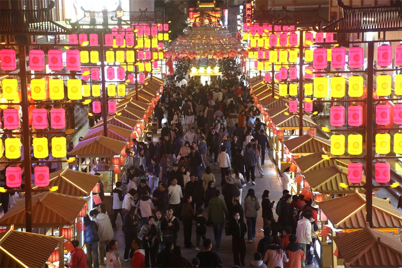 敦煌夜市。敦煌市委宣傳部供圖，張曉亮攝
