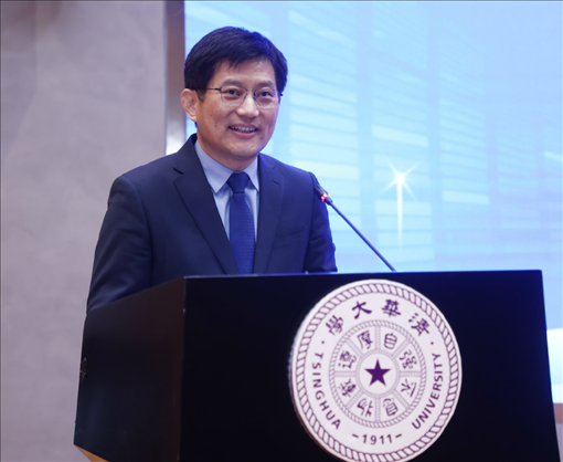 清華大學(xué)國家治理研究院執(zhí)行院長、清華大學(xué)計(jì)算社會科學(xué)與國家治理實(shí)驗(yàn)室執(zhí)行主任孟慶國教授演講。供圖單位：清華大學(xué)國家治理研究院