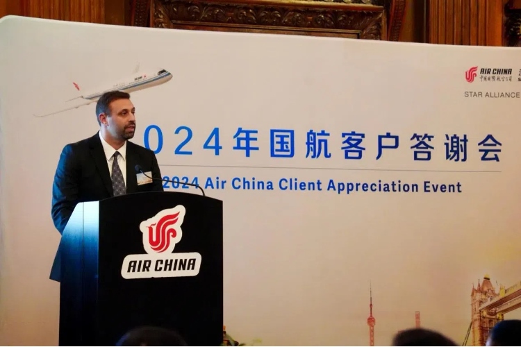 英國(guó)48家集團(tuán)俱樂(lè)部主席杰克·佩里發(fā)表致辭。吳若鳴攝