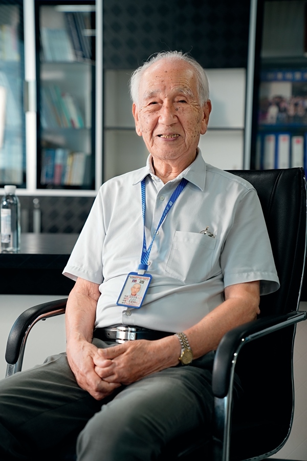 2024年8月，佐佐木俊一在深圳接受本刊記者采訪。