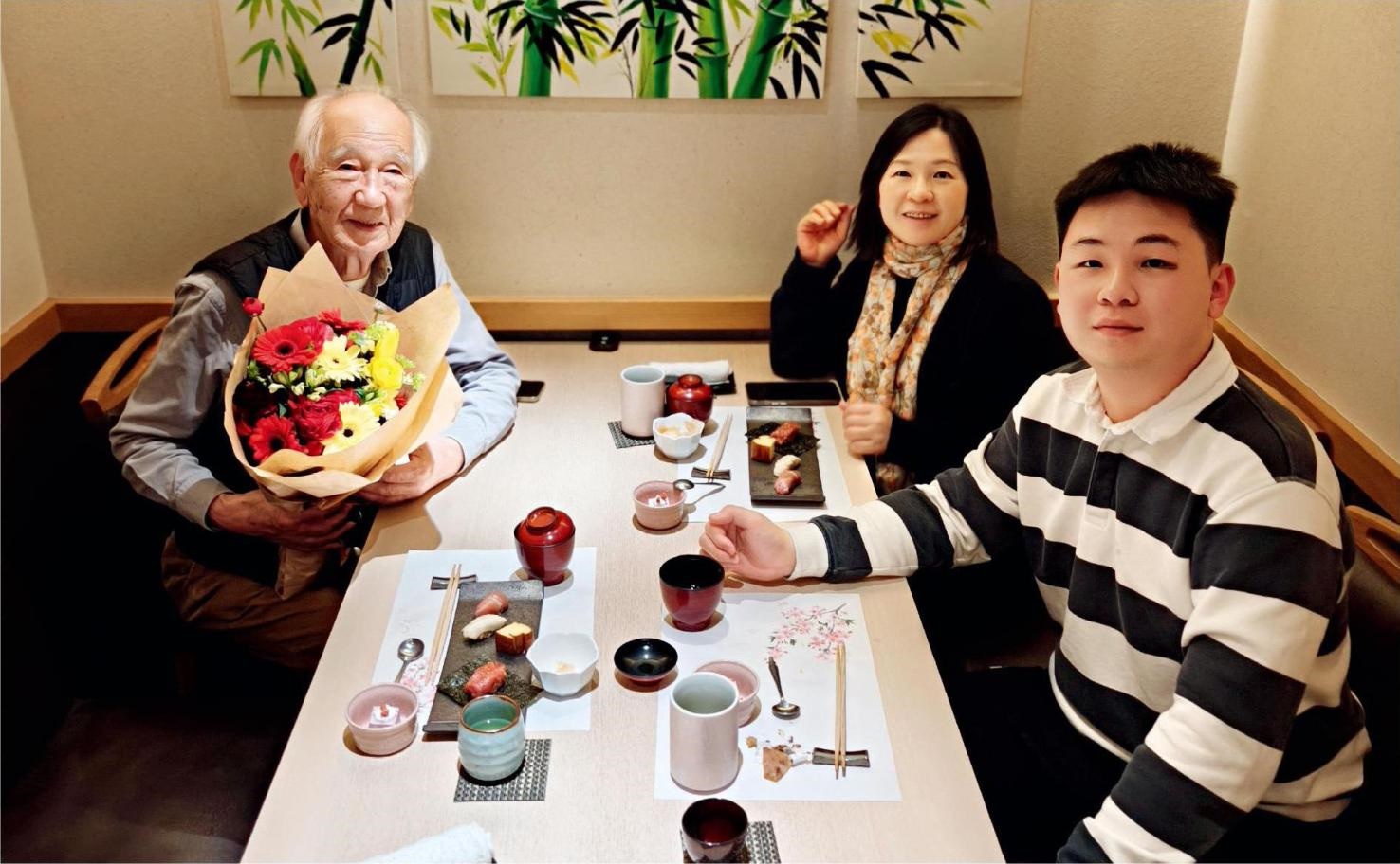 佐佐木俊一與彭林（中）、彭俊霖（右）在一起。