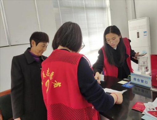 代辦人員為村民辦理醫(yī)保報銷。 圖片來源：江蘇南通啟東市數(shù)據(jù)局
