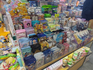 北京某文具店卡牌盲盒柜臺(tái)，未設(shè)相關(guān)提醒。人民網(wǎng)記者 黃鈺攝