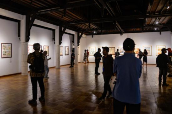 觀眾參觀“東盟-中國(guó)人文交流年”漫畫大賽展覽。記者 徐欽 攝