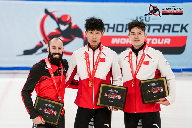 男子500米頒獎(jiǎng)儀式，中國(guó)選手孫龍(中)奪得冠軍，加拿大選手杜博伊斯(左)獲得亞軍，中國(guó)選手劉少昂獲得季軍。賽事組委會(huì)供圖