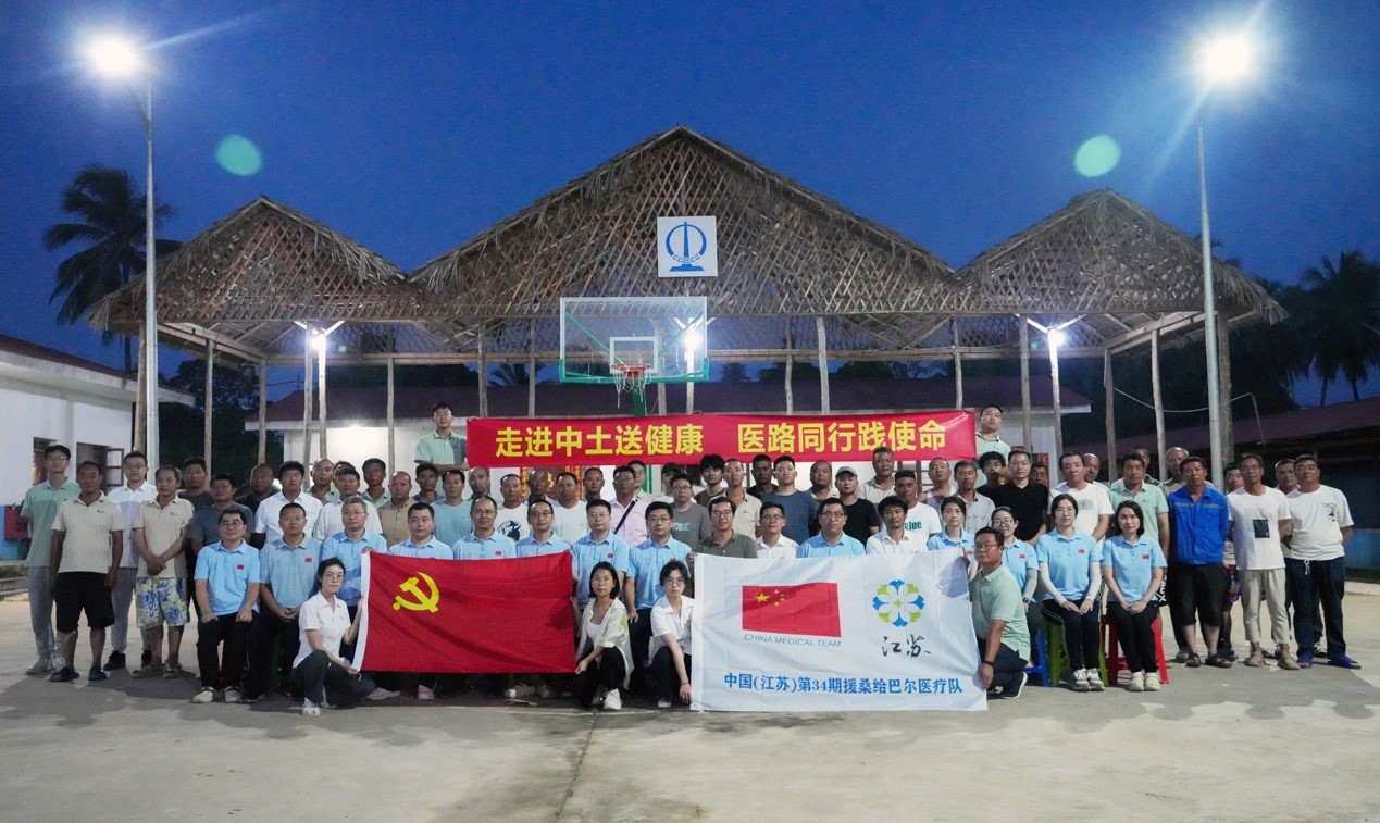 醫(yī)療隊(duì)與中土東非桑島分公司合影。中國(guó)土木供圖
