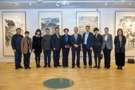 中國駐瑞典大使崔愛民與畫展主辦方人員合影。中國駐瑞典大使館供圖