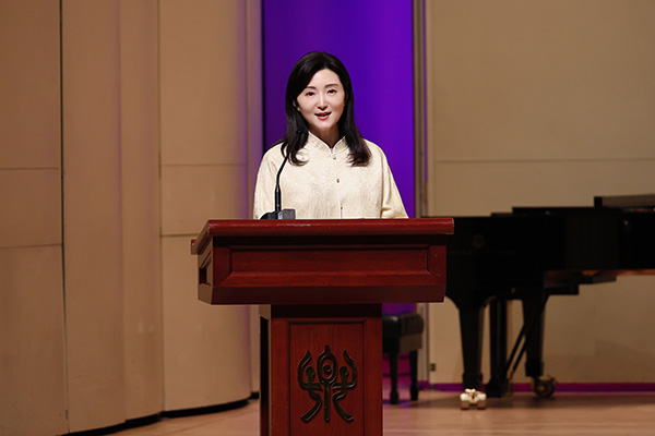 中央音樂學(xué)院黨委書記、中國民族管弦樂學(xué)會胡琴專業(yè)委員會會長于紅梅致辭。中國民族管弦樂學(xué)會胡琴專業(yè)委員會供圖