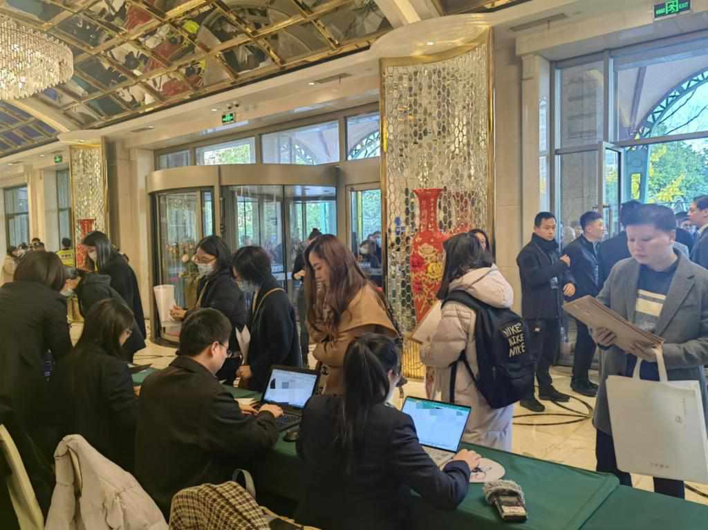 12月12日，第十批國(guó)家組織藥品集中帶量采購現(xiàn)場(chǎng)。新華社記者龔雯 攝