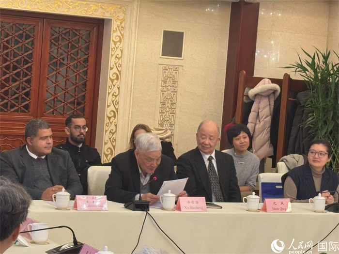 老一輩赴古留學生代表徐世澄在座談會上發(fā)言。人民網(wǎng)記者 趙健攝