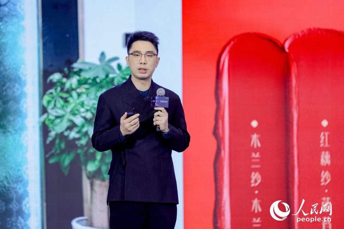 花西子聯(lián)合創(chuàng)始人任剛睿在2024國民消費(fèi)大會現(xiàn)場進(jìn)行分享。