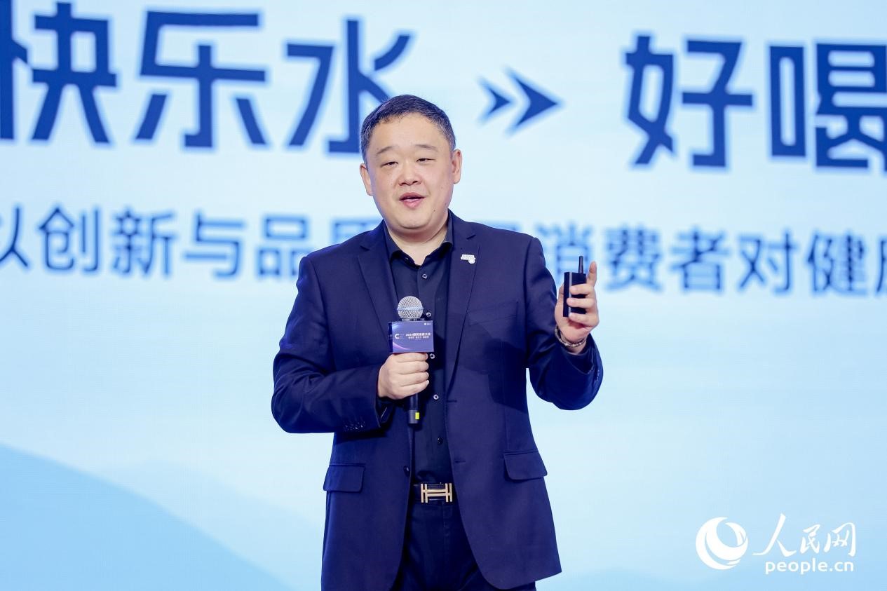 樂百氏（廣東）飲用水有限公司總經(jīng)理郝曉偉在2024國(guó)民消費(fèi)大會(huì)上分享。